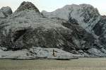Norwegen Vestfjorden - der Leuchtturm Landegode fyr nrdlich von Bod. Vor der Kulisse der Felsen von Landegode nimmt er sich doch sehr winzig aus (Bild 2, 28.02.2006)