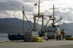 Der russische Frachter M/S  Reswaja  beim Lschen der Ladung mit einer eigenwilligegen Ladebaumtechnik. Sortland, 12.09.2006