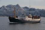 Die M/S  Leonora  beim Einlaufen in den Hafen von Skutvik.