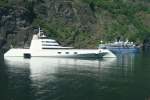 Die Superyacht M/S  A  ankert neben einigen kleinen Kreuzfahrtschiffe im Aurlandsfjordenen vor Flm.