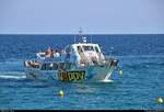 Motorschiff  Juriola Segona  (Eigentümer unbekannt) erreicht den Strand von Tossa de Mar (E) auf dem Mittelmeer (Costa Brava).