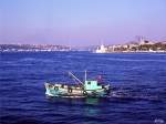 Fischerboot vor Istanbul (Oktober 1977). Im Hintergrund ist die damals noch einzige Brücke über den Bosporus zu sehen.