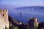 Blick von der osmanischen Sperrfestung Rumeli Hisari auf den Bosporus (Oktober 1977). Die Szenerie erinnert von ferne an Rhein-Romantik.