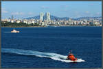 Ein türkisches Lotsenboot nähert sich vor der Bosporuspassage in weitem Bogen dem Schiff.