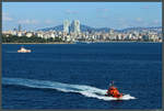 Ein türkisches Lotsenboot nähert sich vor der Bosporuspassage in weitem Bogen dem Schiff. (Istanbul, 09.09.2019)