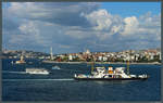 Eine der zahlreichen Fähren Istanbuls ist die Autofähre Gayrettepe, die vor der Kulisse des Stadtteils Üsküdars am 09.09.2019 den Bosporus quert. Im Hintergrund ist links der Leuchtturm Kız Kulesi sowie dahinter die erste Bosporusbrücke zu sehen. 
