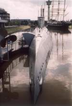 Technikmuseum U-Boot  Wilhelm Bauer  ex U-2540 (1945). Museums-U-Boot seit 27.4.1984. Aufnahme aus dem Jahr 1998//
U-Boot Typ XXI: Länge: 76,7 m/ Breite: 6,6 m/ Druckkörper: 5,3 - 3,5 m Durchmesser/  Plattenstärke:  26 mm/ Seitenhöhe:  7,7 - 11,3 m/ Tiefgang:  6,3 - 6,9 m/ Verdrängung: 1612 t über Wasser,  1819 t getaucht/ Antrieb: 2 MAN-Diesel je 2000 PS, 2 E-Maschinen je 2500 PS, 2 Schleich-Motoren je 113 PS/ Geschwindigkeit:  15,6 kn über Wasser, 18,1 kn unter Wasser, 6,1 kn Schleichfahrt/ Bewaffnung: 6 Torpedorohre, 20 Torpedos, Zwei 2 cm-Doppellafetten (Flak)
