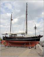 Die ATLANTIK ist eine 1934 gebaute Gaffelketsch mit einer Länge ü.a. von 16 m und einer Breite von 4 m. Die Segelfläche beträgt 100 m². Hier liegt sie zu Überholungsarbeiten beim Greifswalder Museumshafen an Land. 08.05.2019