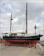Die ATLANTIK ist eine 1934 gebaute Gaffelketsch mit einer Länge ü.a. von 16 m und einer Breite von 4 m. Die Segelfläche beträgt 100 m². Hier liegt sie zu Überholungsarbeiten beim Greifswalder Museumshafen an Land. 08.05.2019