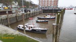 Hamburg am 12.4.2016: Museumshafen Övelgönne bei Niedrigwasser, man beachte das zu kurz angebundenen  Ruderboot