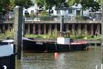 AGNES (H 11539) am 19.7.2019, Hamburg, Elbe, Museumshafen Övelgönne / 
Gebaut 1914 auf der Werft von Höpner auf Steinwärder als Dampfschiff, Elmshorner Dampfschlepp-Schiffahrts-AG  / 1950er Jahre Umbau, Hanomag Diesel, ca. 45 PS, Einsatz im Hamburger Hafen / 1970er, Bellmann Schiffsfarben / 1980er H.K.P. Vogler Wasserbau  / 2002 neumotorisiert , Gebraucht-Motor  / seit 2004 in Privatbesitz /
