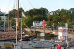 Hamburg am 7.9.2020: Elbe, Fähranleger und Teil des Museumshafens Övelgönne/Neumühlen  /