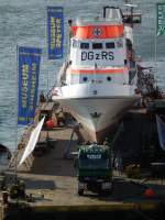 Der Seenotkreuzer John T. Essberger auf dem Ponton von der Mannheimer Kurt Schumacher Brcke aus gesehen im Mai 2011.