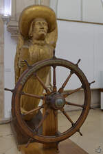Die Galionsfigur und das Steuerrad eines historischen Schiffes, so gesehen Ende Januar 2017 im Museu De Marinha in Lissabon.