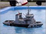 Modell des Marineschleppers Y 819 LANGENESS, gesehen whrend der Bremerhavener Festwoche am 30.07.2011.