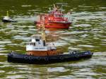 KARL MORITZ am 22.7.2012, Hamburg, Stadtpark, auf Probefahrt im  Modellschiffsteich  Modell des Hafenschleppers   Karl Moritz  ex  Fairplay I  im Mastab 1:33, entstanden  aus dem HEGI-Baukasten