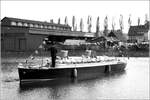 Das Turbinenschiff BREMEN von 1929 wurde von zwei Modellbauern von 1947 bis 1962 als Modellschiff im Mastab 1:25 nachgebaut. Es ist 12 Meter lang, 1,78 Meter breit, 3,53 Meter hoch und wiegt 10 Tonnen. Zwei Mercedes-Dieselmotoren mit je 38 PS treiben es an. 
Auf dem Foto schwimmt es im Hafen von Osnabrck. Dieses Modellschiff steht heute im Technikmuseum Speyer.
Scan eines SW-Negativs von 1964.