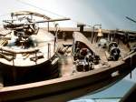 Kriegs-Fischkutter V 1208 (M = 1:35), Ansicht des vorderen 8.8cm Geschtzes (ehem. U-boot-Geschtz), Ankerspill und Niedergang zur Kombse 