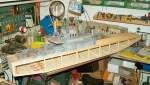Artillerie-Prahm der ehem. DKM, whrend der Bauphase, Scratch-build Modell im Mastab 1:35, Antrieb durch drei Schrauben; Modell-Lnge ca. 140 cm