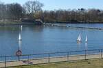 Hamburg am 8.3.2022: Modellsegelschiffe auf dem Gewässer des Freibades im Hamburger Stadtpark / 