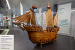 Nachbildung der Karavelle SANTA MARIA, das Expeditionsschiff von Christoph Kolumbus mit eingefügter Beschreibung, gesehen im Meeresmuseum Stralsund.