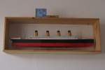 Mein selbstgebautes TITANIC-Modell mit einer Lnge von 1,07 Meter. Zum Grenvergleich die CD-Hlle auf der Vitrine.