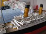 Detailansicht auf die Brcke, ein paar Rettungsboote und Schornstein 1 und 2. (Ein Profi wird an dem Modell einige Mngel finden, aber bitte bercksichtigen ich war 11 als ich es gebaut habe!)