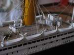 Blick auf eine Gruppe Rettungsboote auf dem Oberdeck. Eines davon konnte 65 Menschen fassen. Die TITANIC hatte 14 davon und zustzlich noch 4 Unfallboote (40 Menschen)und 2 Faltboote (47 Menschen). Die TITANIC htte die dreifache Menge an Rettungsbooten bentigt...
(Ein Profi wird an dem Modell einige Mngel finden, aber bitte bercksichtigen ich war 11 als ich es gebaut habe!)