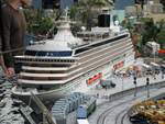 Die Crystal Serenity, ein Kreuzfahrtschiff von Crystal Cruises, auf der Modellbahn  Grand Maket Rossia , St.