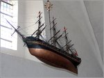 In der St. Katharina Kirche in Ribe (Jütland) hängen drei Votivschiffe. Dies ist eines davon. Leider ermöglichte mir das helle Kirchenfenster im Hintergrund während meines Besuchs keine bessere Aufnahme. 31.05.2016