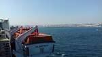 MS Albatros läuft am 06.10.2016 in den Hafen von Tanger in Marokko ein. Dass es sich um MS Albatros handelt, erkennt man unschwer am Namen auf dem Rettungaboot.
Tanger liegt direkt an der Straße von Gibraltar, wo Afrika auf Europa trifft. Es war lange von strategischer Bedeutung. Über die Jahrhunderte hinweg wurde die Stadt von vielen Eroberern, unter ihnen die Römer, Vandalen, Byzantiner, Araber und Portugiesen, beherrscht. Die Stadt ist mehr als 2000 Jahre alt, was sie zu einer der ältesten Städte Nordafrikas macht. (Text in Teilen  Tripadvisor )