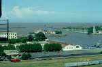 Der internationale Flughafen von Buenos Aires liegt unmittelbar neben dieser Hafenanlage. Die Wasserfläche dahinter ist der Rio de la Plata, dessen Wasser sich hier bereits mit dem des Atlantischen Ozeans mischen. (März 1992)
