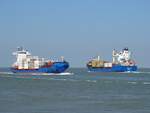Die Containerschiff  SPICA J  kreuzt die Containerschiff  MSC Suederoog F  -     Westerschelde Terneuzen (NL) - 19-04-2023    SPICA J = Von Vlissingen (NL) - Nach Antwerpen (B)    MSC SUEDEROOG F =