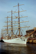 Segelschulschiff 'DAR MŁODZIEŻY' der polnischen Handelsmarine bei der Windjammerparade aus Anlass des 100jährigen Bestehens des Hafens Zeebrugge im Juli 1995.