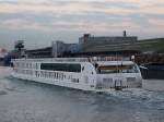 AROSA-AQUA(135x11,4mtr.;Baujahr2009)schiebt sich mit ihrer 4x331kW Antriebsleistung im Morgengrauen in den Hafen von Gent;100901