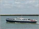 Ausflugschiff Franlis III; L 35 m; B 6 m; Kapatzitt 97 pers; 2 Motoren mit je 225 Ps; geschw. 12 Knoten. 
Das Schiff hat vor kurzem ihren Anlegeplatz in Oostende, zu einer 45 mintigen Kstenrundfahrt verlassen. 
Zum Zeitpunkt der Aufnahme war Niedridwasser (Ebbe), im Hintergrund sieht man den noch im Bau befindlichen Steinwall der vor der Hafeneinfahrt aufgestappelt wird.  22.08.2012