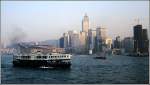 Die Fhren der Star Ferry in Hong Kong sind mit zwei Bgen gebaut, so dass sie in zwei Richtungen fahren knnen. Im Hintergrund ist die Skyline von Hong Kong Island zu sehen. Scan eines Dias aus dem Januar 1997.