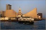 Eine Fhre der Star Ferry legt vom Pier in Kowloon ab, um sieben Minuten spter in Central auf Hong Kong Island anzulegen. Scan eines Dias aus dem Januar 1997.