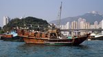 Fischerboot in Aberdeen auf Hong Kong Island. Die Lampen entlang der Längsseite deuten darauf hin, dass dieses Boot nachts mit den auf dem Heck liegenden Netzen fischt. Durch das Licht werden die Fische angelockt. Scan eines Dias vom Januar 1997.