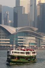 Die SOLAR STAR der Star Ferry im Hafen von Hongkong am Abend des 20.10.2011; aufgenommen von Kowloon aus mit der imposanten Kulisse Victoria Islands im Hintergrund.