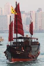 Ausflugsboot im  Dschunken-Design  AQUA LUNA; Eigner/Betreiber: unbekannt; Aufnehmeort: Hong Kong Hafen, South China Sea, Hong Kong (China); Datum: 20.10.2011; Info: Das Bild zeigt die Aqua Luna vor der imposanten Hochhauskulisse von Victoria Island. 