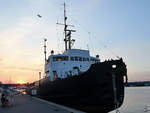 Das Restaurantschiff  Elbjorn  in der Abendsonne.