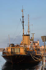 Das Restaurantschiff  Elbjorn  in der Abendsonne.