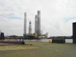 Die Bohrplattform  Maersk Gigant  steht im August 2006 im Hafen von Esbjerg