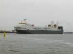 Eine LKW-Fähre der  Cobelfret Ferries  verlässt gerade den Hafen von Esbjerg in Richtung England