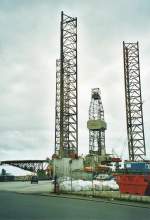 Eine Bohrplattform steht im Herbst 2003 zu Reperaturzwecken im Hafen von Esbjerg