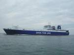 Eine LKW-Fähre der  DFDS Tor Line , aus England kommend, wird in wenigen Minuten den Hafen von Esbjerg erreichen