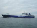 Eine LKW-Fhre der  DFDS Tor Line , aus England kommend, wird in wenigen Minuten den Hafen von Esbjerg erreichen