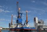 Installation-Schiff  ,,SEA INSTALLER`` Die dazu gehörige Helikopter-Plattform wurde im Hafen wegen Wartungsarbeiten abgebaut. Heimathafen Fredericia  IMO: 9646481. Mit der Installation der ersten beiden Sechs-Megawatt-Windenergieanlagen mit dem speziell für große Windturbinen konzipierten Schiff hat Siemens einen Meilenstein gelegt. In Frederikshavn  am Kai  gesehen am 17.06.2014. Der Sea Installer hat eine Länge von 132 Metern, eine Breite von 39 Metern, eine Ladekapazität von bis zu 5000 Tonnen und kann acht bis zehn Windturbinen gleichzeitig transportieren.