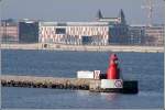 Das rote Molenfeuer Kronlbet S markiert die sdliche Begrenzung der Einfahrt zum Hafen von Kopenhagen. Aufnahmedatum: 30.03.2006